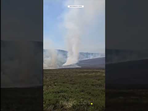 Se forma un remolino de humo mientras los bomberos combaten dos incendios en el sur de Dublín thumbnail