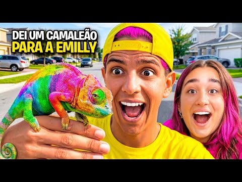 DEI UM CAMALEÃO DE ESTIMAÇÃO PRA EMILLY VICK *Ela chorou ! thumbnail