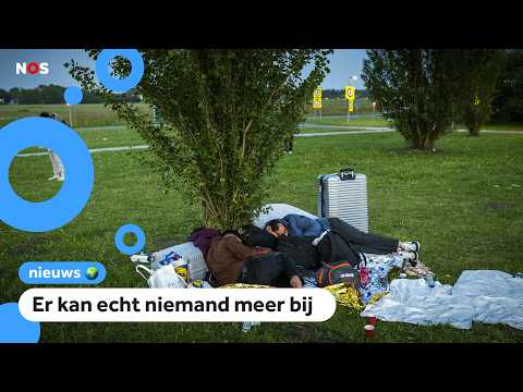 Problemen bij groot asielzoekerscentrum: mensen moeten buiten slapen thumbnail