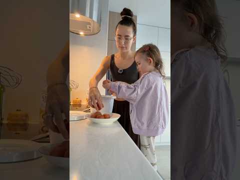 Готовим блинчики вместе с двухлетней дочкой 🥞 thumbnail