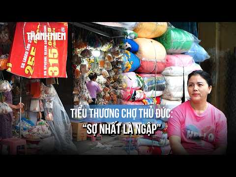 Vừa thấy mây đen, tiểu thương chợ Thủ Đức đã vội kê hàng "chạy ngập" thumbnail