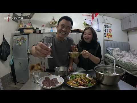 货车自驾半夜在车里饿的翻来覆去睡不着，做俩硬菜叫醒媳妇起床喝二两 thumbnail