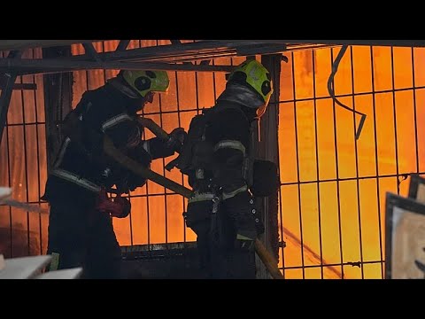 Des habitants de Kyiv se réfugient dans le métro pendant une attaque russe thumbnail