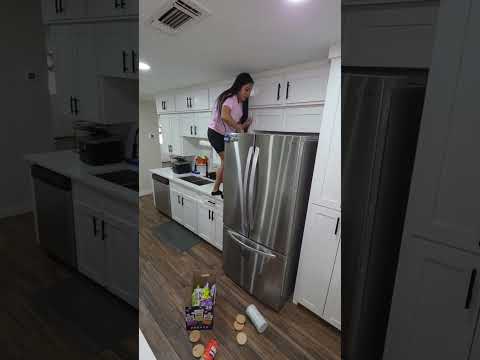 Latinos cuando reciben visitas #humorlatino #comedia #latinosenusa thumbnail