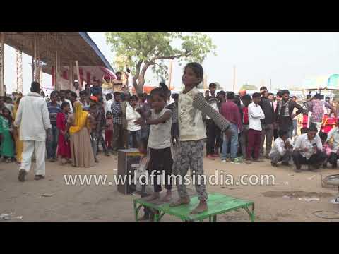 Pushkar Mela crowd gathers around live Nat acrobatic street performance thumbnail