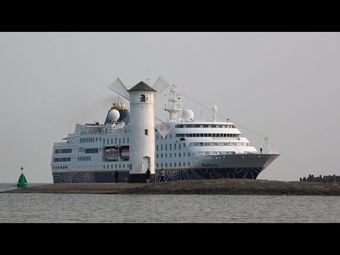 Very rare visit of a cruise ship to Świnoujście | Close-up during docking of MS Hamburg thumbnail