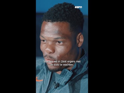 Denzel Dumfries wachtte samen met een vriend in de auto bij Oranje-debuut 😂👏 thumbnail