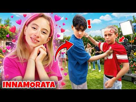 GIORGIA HA UNA CRUSH PER UN RAGAZZO MATTIA LO SCOPRE E LITIGANO DURANTE IL VIDEO DELLA NUOVA CANZONE thumbnail