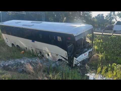 高速道路で観光バスが6台に相次ぎ衝突 5人死亡34人けが　米・バージニア州(2026年5月30日) thumbnail