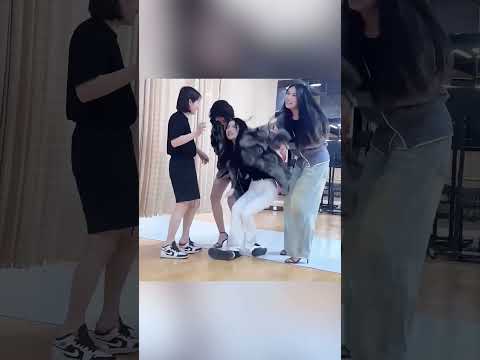 🎭😂 الفتاة القصيرة التي أبهرت الجميع… وأشعلت المسرح بأغرب عرض! 🌟💃😲 thumbnail