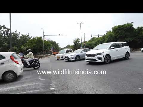 Traffic outside Haji Ali Jan Masjid near Qutub Minar on Independence Day thumbnail