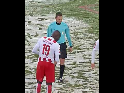 O arbitro teve que tomar essa atitude #futebol #penalti thumbnail