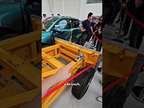Batemos um carro na China! thumbnail