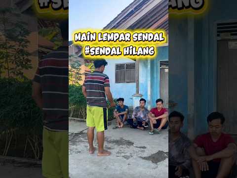 Kalian pernah ga main lempar sendal, sendal nya hilang #comedy #viral #sorts #wakotu thumbnail