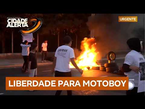 Manifestantes bloqueiam via na zona sul de SP pedindo soltura de motoboy preso em operação policial thumbnail