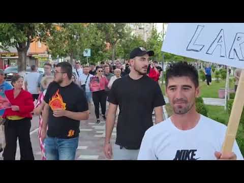 Top Channel/ Protesta për Zvërnecin, qytetarët e Fierit dalin me pankarta në duar thumbnail