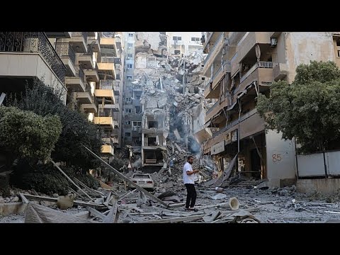Liban : les habitants de Tyr déblayent les décombres après des frappes israéliennes thumbnail