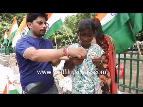 Man buys India flag for his bike from roadside vendors in Delhi thumbnail