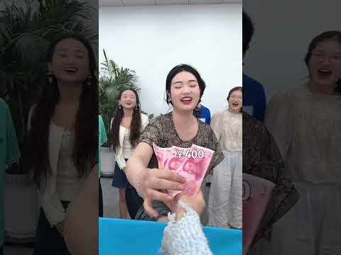 谁的腿最细 #办公室游戏 #搞笑 thumbnail