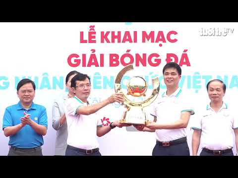 Các cầu thủ công nhân hào hứng check-in cùng đội trưởng CLB Hà Nội Văn Quyết thumbnail