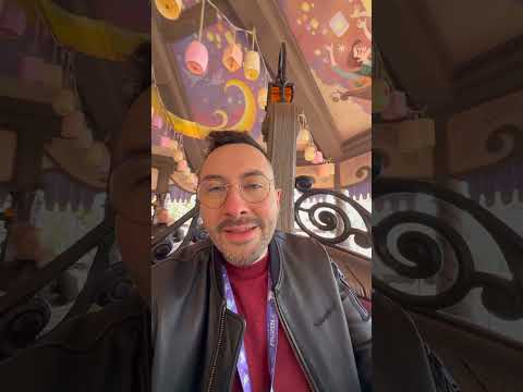 Voici le Robot Olaf et visite en avant-première du monde Reine des neiges à Disneyland Paris ! thumbnail