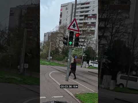 Motorradfahrer muss über Rot Fahren. thumbnail