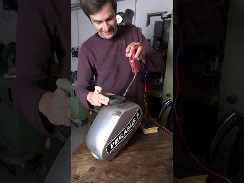 Ist das die beste Methode zur Tankentrostung? ⚡🔋 #werkstatt #moped #motorrad #benzin thumbnail