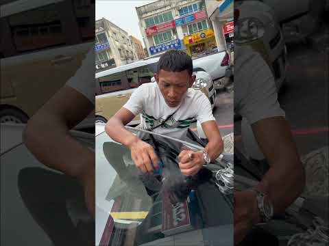 Repair Cermin Retak Tepi Jalan. Ada yang kenal owner kereta ke? thumbnail