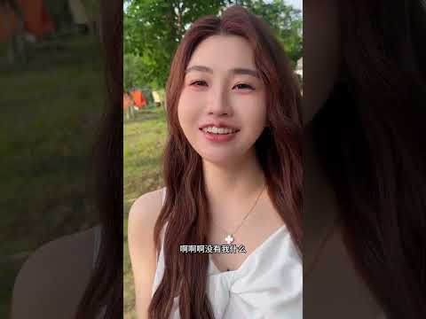 当两个人互送手机壳 thumbnail