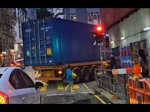 車CAM直擊 - 貨櫃車轉彎唔夠轉 突然間倒車差啲車到過路人 thumbnail