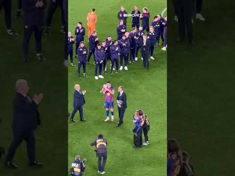 Wzruszające sceny na Camp Nou ?Robert Lewandowski w objęciach rodziny, tłum sknaduje nazwisko Polaka thumbnail