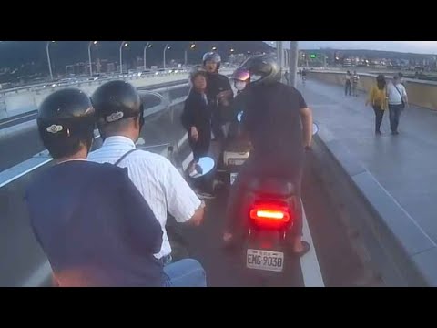 我要停下來欣賞風景阿！你們叭什麼叭？ #淡江大橋 thumbnail