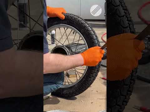 how to repair a flat tyre of a 50 years old DDR Scooter thumbnail