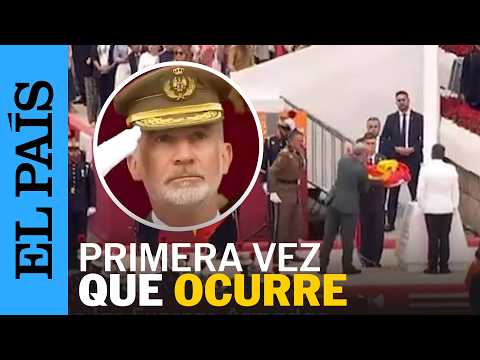 DESFILE DÍA FUERZAS ARMADAS | Se rompe la cuerda de la bandera durante el izado en Vigo thumbnail