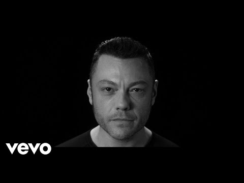 Tiziano Ferro - La Prima Festa Del Papà thumbnail