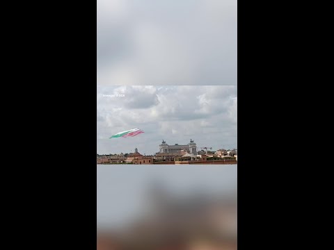 Le Frecce Tricolori sorvolano l'Altare della Patria per la Festa della Repubblica thumbnail