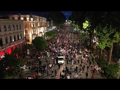 Géorgie : des milliers de manifestants défient le pouvoir lors d'une grande marche pro-UE thumbnail