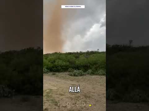 Un enorme tornado arrasa el estado de Coahuila, en el norte de México y destruye estructuras thumbnail