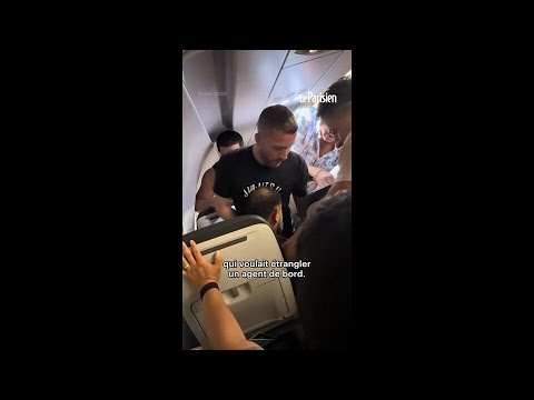 Un combattant de MMA maîtrise un passager qui voulait étrangler un agent de bord thumbnail