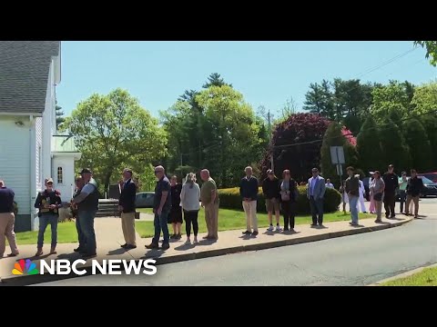 Hundreds of strangers show up for WWII veteran’s funeral thumbnail