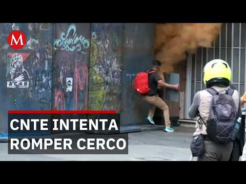 CNTE se enfrenta con policías de CDMX durante intento de ingreso al Zócalo thumbnail