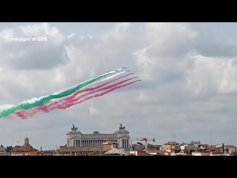 Le Frecce Tricolori sorvolano l'Altare della Patria per la Festa della Repubblica thumbnail