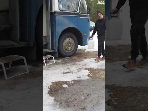 Han sålde allt för 7 år sedan – bor i en buss permanent! thumbnail