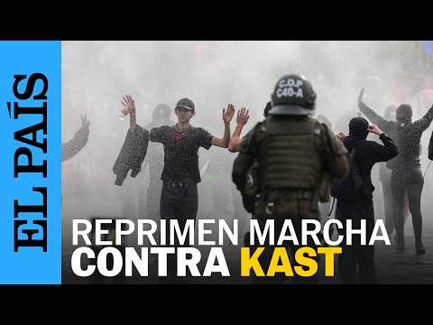 CHILE | Gases y CAÑONES DE AGUA contra estudiantes: la primera gran MARCHA contra KAST | EL PAÍS thumbnail