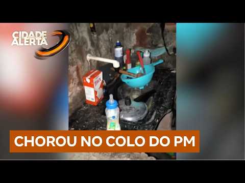 Menino chora no colo de policial após gritos de socorro salvar criança de cativeiro na lama thumbnail