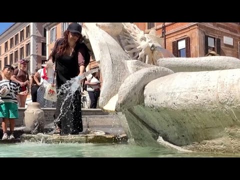 Roma, caldo da bollino rosso: la fontana della Barcaccia presa d'assalto dai turisti thumbnail