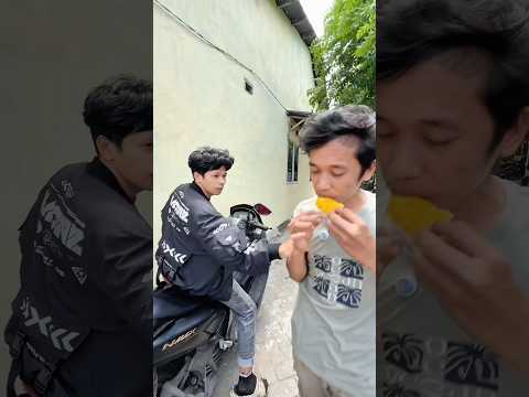 Akbar Hasri Marah Karena Buah Mangganya di Curi thumbnail