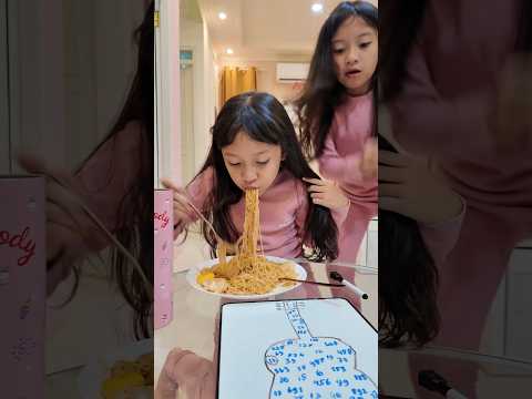 Siapa yang lebih kenyang makan Mie nya??😄🤩 #kembar #twinmoments #fun #trends #twins #anakkembar thumbnail