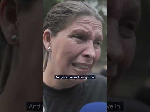 Venezuelans protest deaths of political prisoner and mother | DW News thumbnail