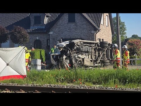 Belgique : premières images après la collision mortelle entre un train et un minibus scolaire thumbnail